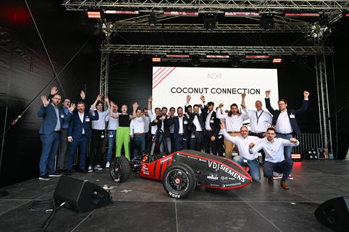 Das Formula Student Team e-Traxx stellte seinen neuen elektrischen Rennwagen auf der Bühne vor. Dieser wurde von Studierenden mehrerer Fachbereiche der Hochschule selbst entwickelt, konstruiert und gefertigt. Im Sommer wird er an mehreren internationalen Rennen teilnehmen.